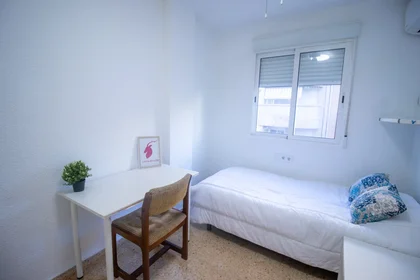 Mehrbettzimmer in der Carrer Cervantes, 40, 3º 21, bild 24 von 32