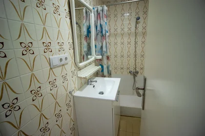 Mehrbettzimmer in der Carrer Cervantes, 40, 3º 21, bild 28 von 32