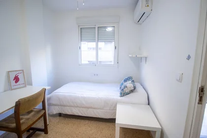 Mehrbettzimmer in der Carrer Cervantes, 40, 3º 21, bild 4 von 32