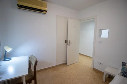 Mehrbettzimmer in der Carrer Cervantes, 40, 3º 21, bild 17 von 31
