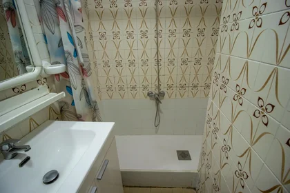 Mehrbettzimmer in der Carrer Cervantes, 40, 3º 21, bild 19 von 31