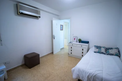 Mehrbettzimmer in der Carrer Cervantes, 40, 3º 21, bild 25 von 35