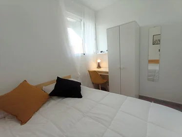 {area} de çalışma masası olan ortak oda