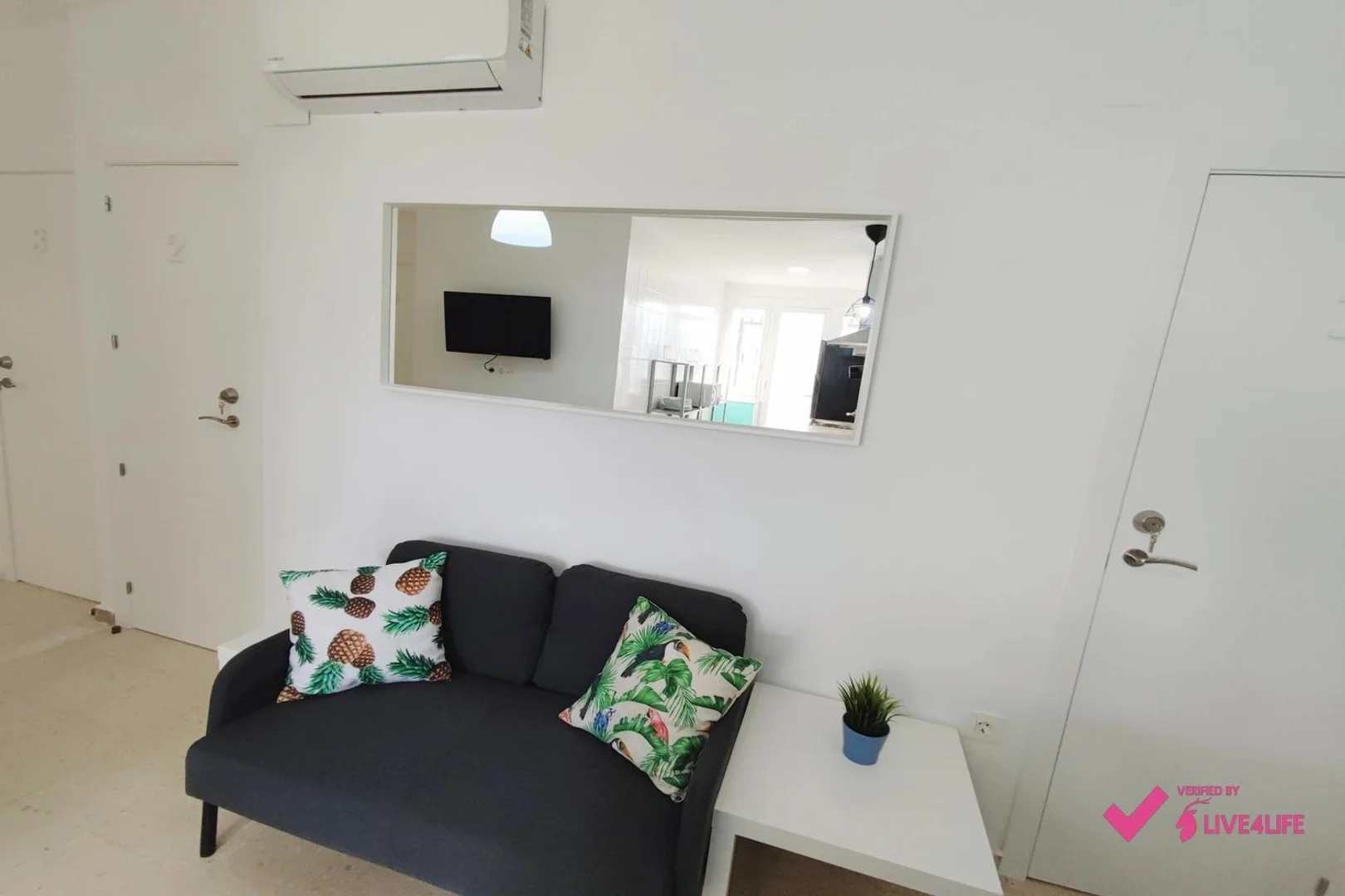 Quarto para alugar em apartamento de estudantes em , totalmente mobilado