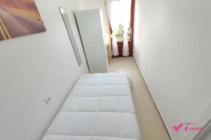 Shared room at Calle Michel Fort, 102, esc. 9 4º I 4, image 2 of 36