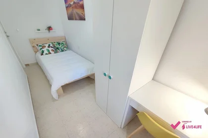 Shared room at Calle Michel Fort, 102, esc. 9 4º I 4, image 13 of 36