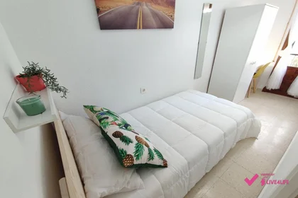 Shared room at Calle Michel Fort, 102, esc. 9 4º I 4, image 15 of 36