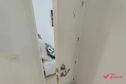 Shared room at Calle Michel Fort, 102, esc. 9 4º I 4, image 16 of 36
