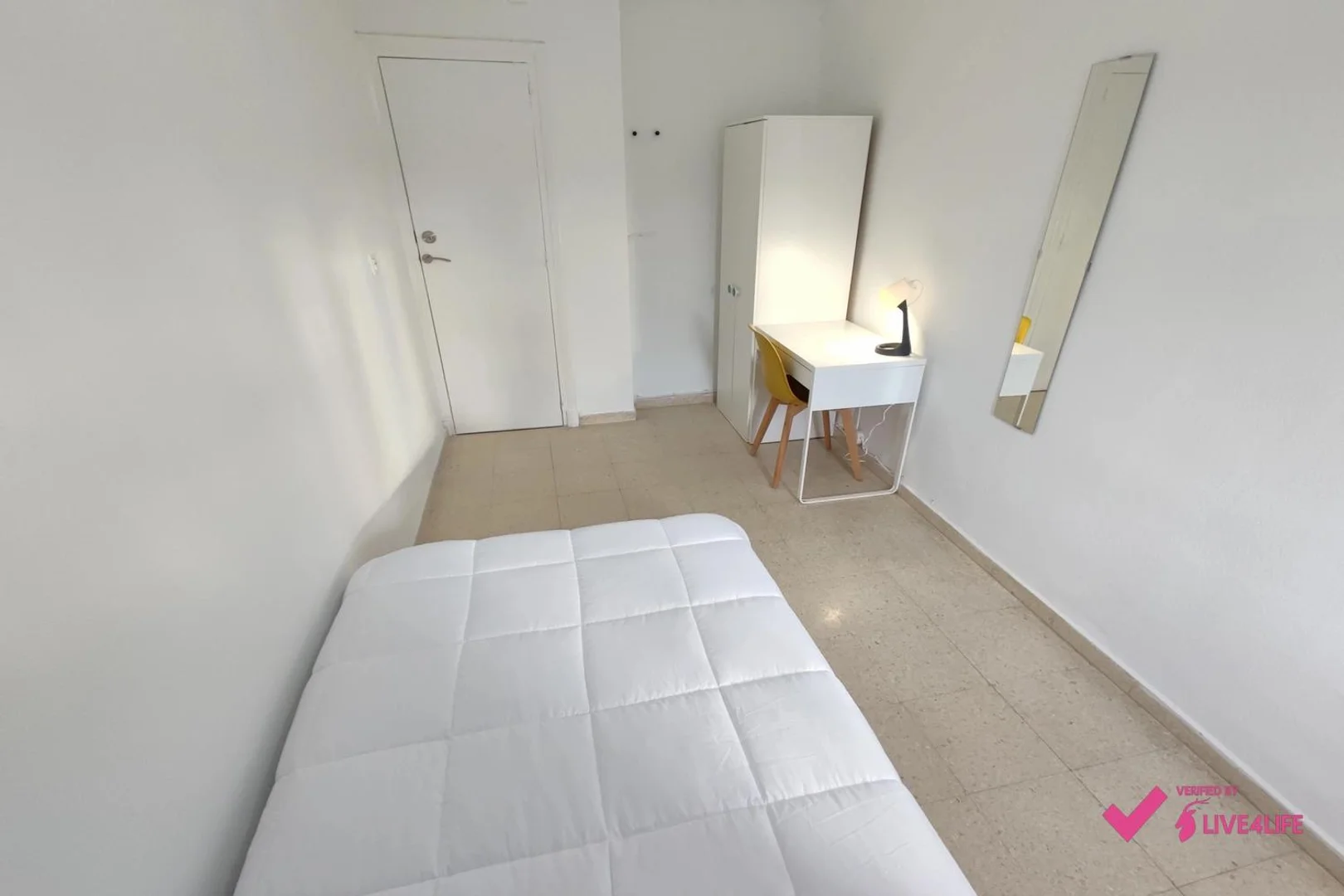 Quarto acessível para estudantes com iluminação ampla em 