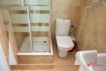 Quarto compartilhado em Avenida Eloy Espinoza, 445, esc. 1 4º 31 2, imagem 2 de 29