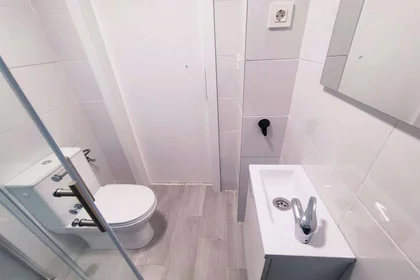 Shared room at Calle Julio Moreno Dávila, 19, esc. 0 0º 2, image 9 of 18