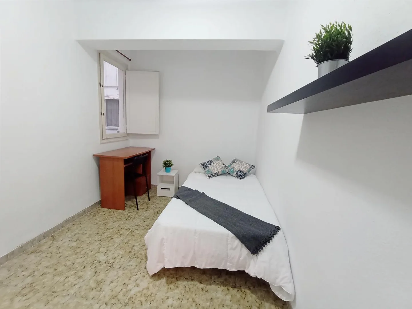 Room for rent in student apartment in , fully furnished