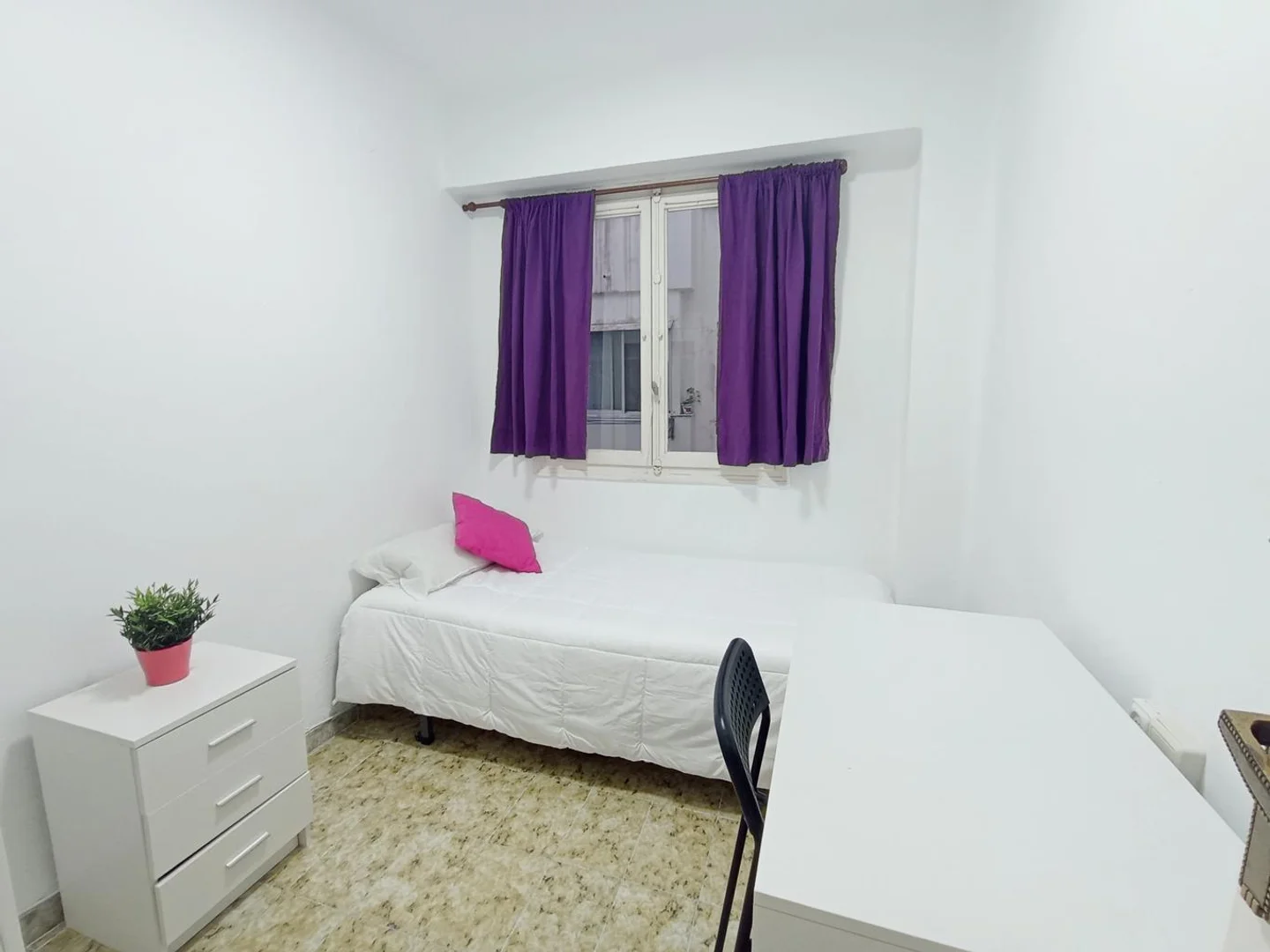 Bright and airy student room with easy university access in