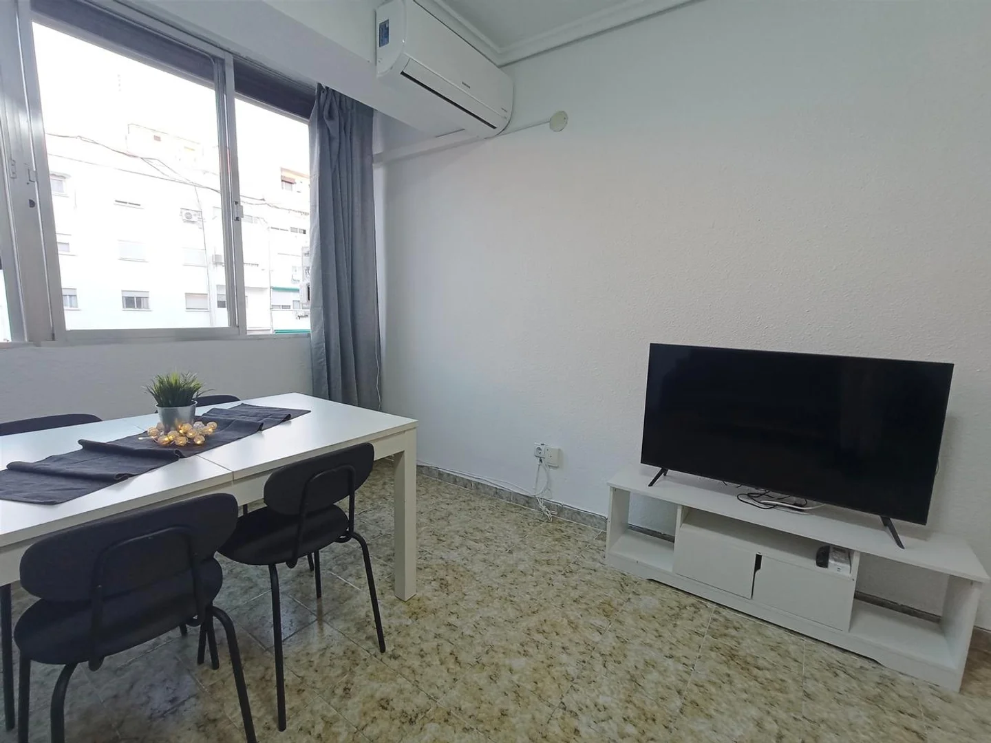 Student-friendly room in with modern amenities