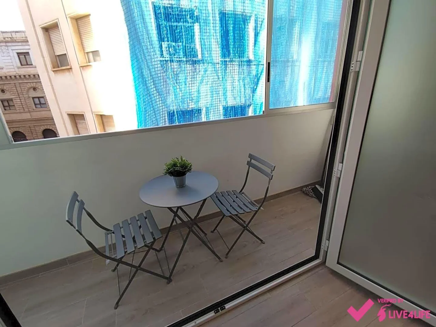 Habitación estudiantil amplia y cómoda en 