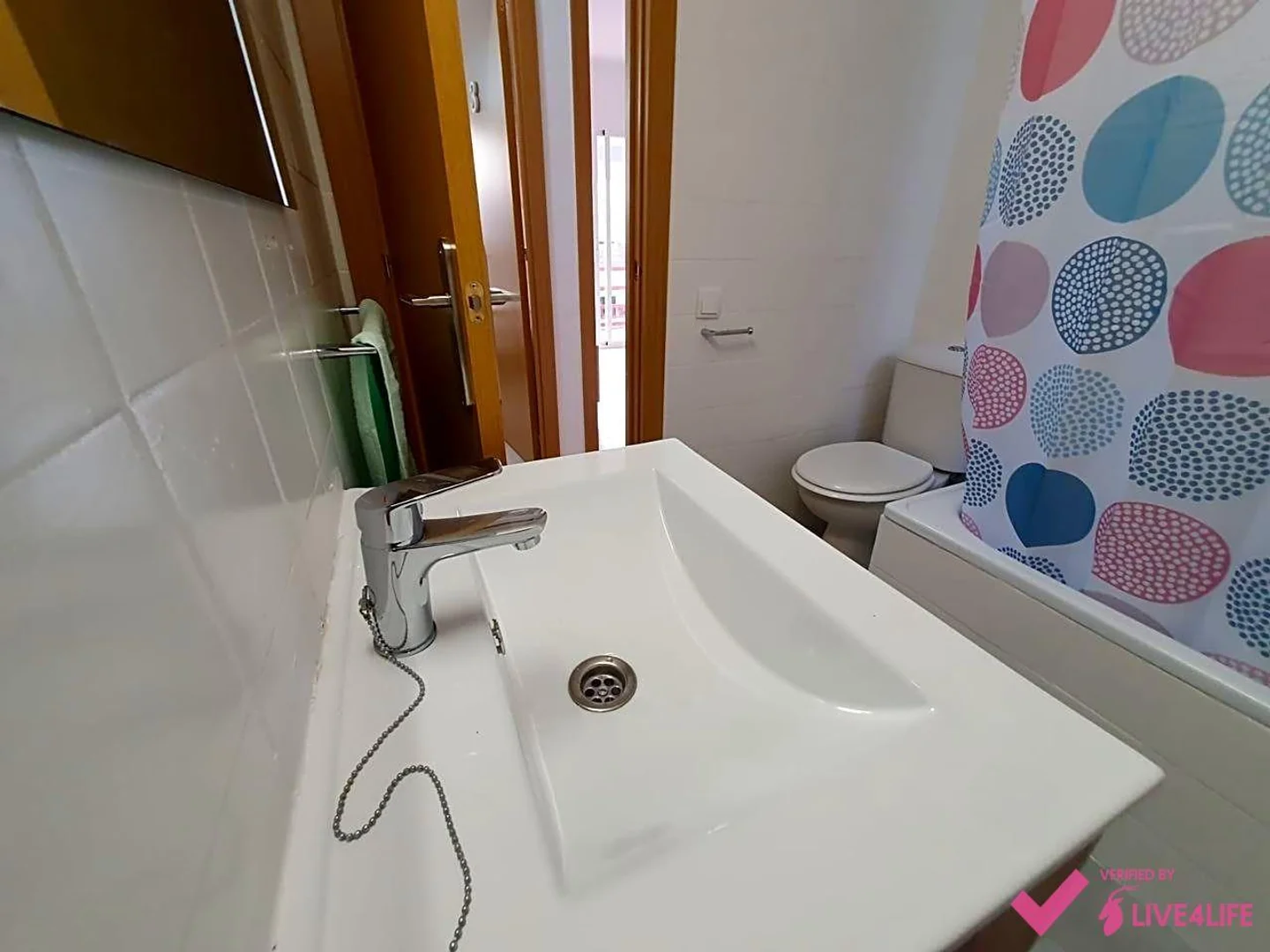 Quarto de estudante luminoso e arejado com acesso fácil à universidade em 