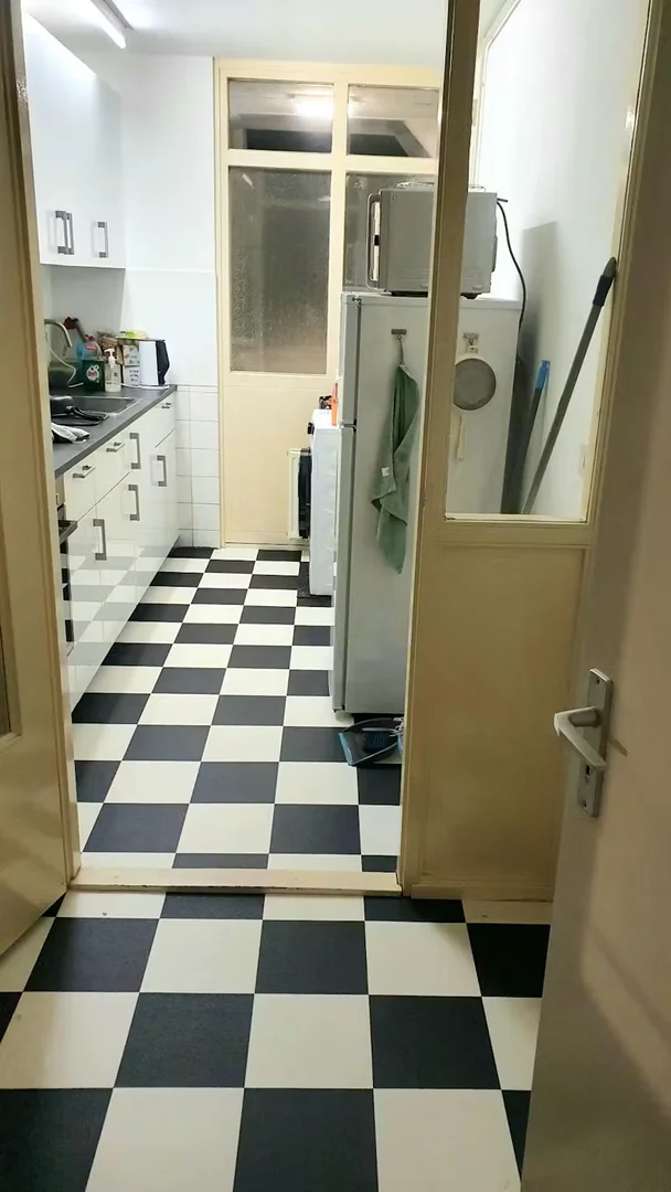 学生公寓房间出租，家具齐全
