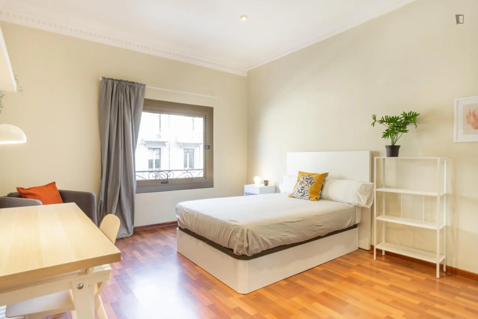 Comfortable and spacious student room in 