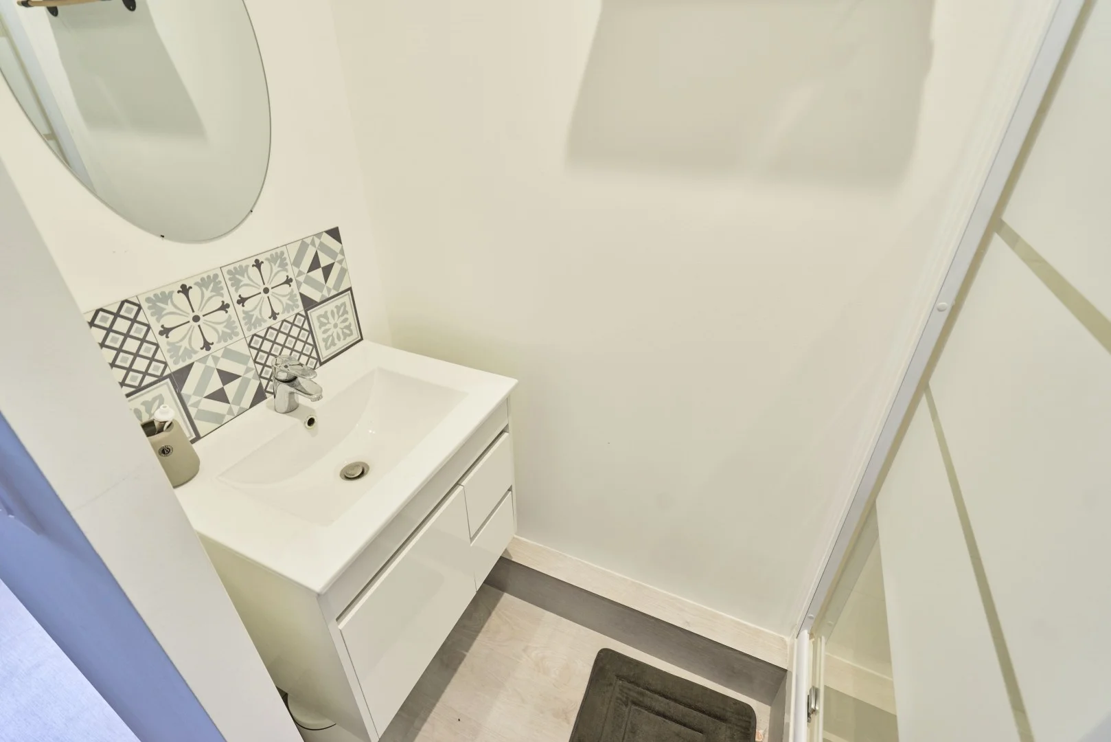 Quarto de estudante em  com área de estudo e instalações partilhadas