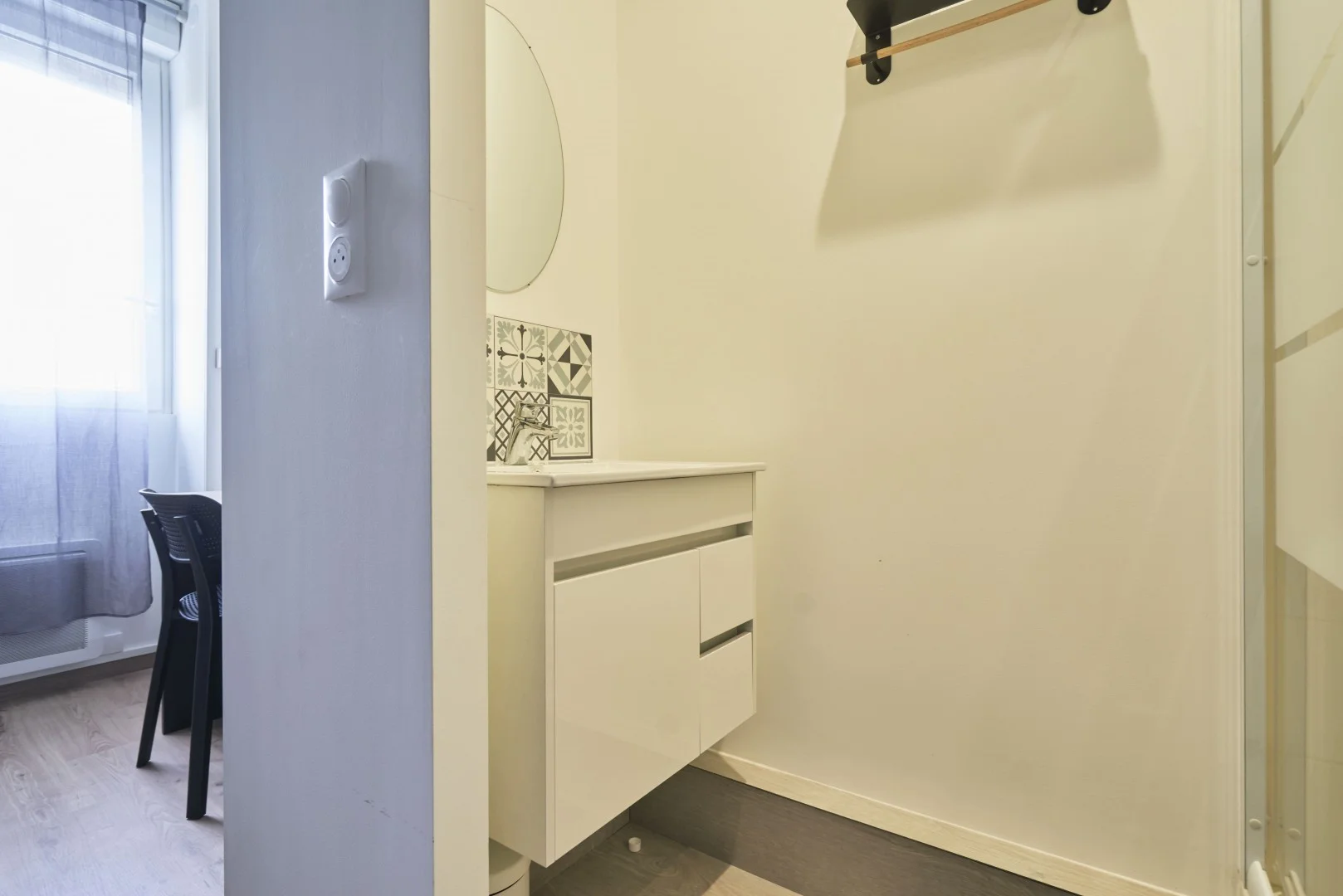 Quarto de estudante em  com área de estudo e instalações partilhadas