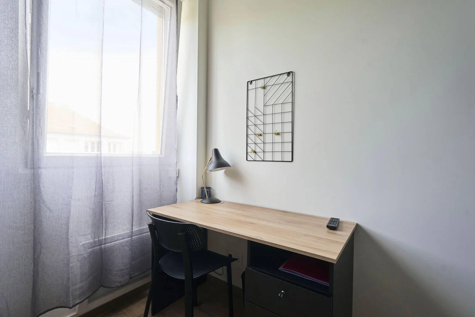Habitación estudiantil luminosa y aireada con fácil acceso a la universidad en 