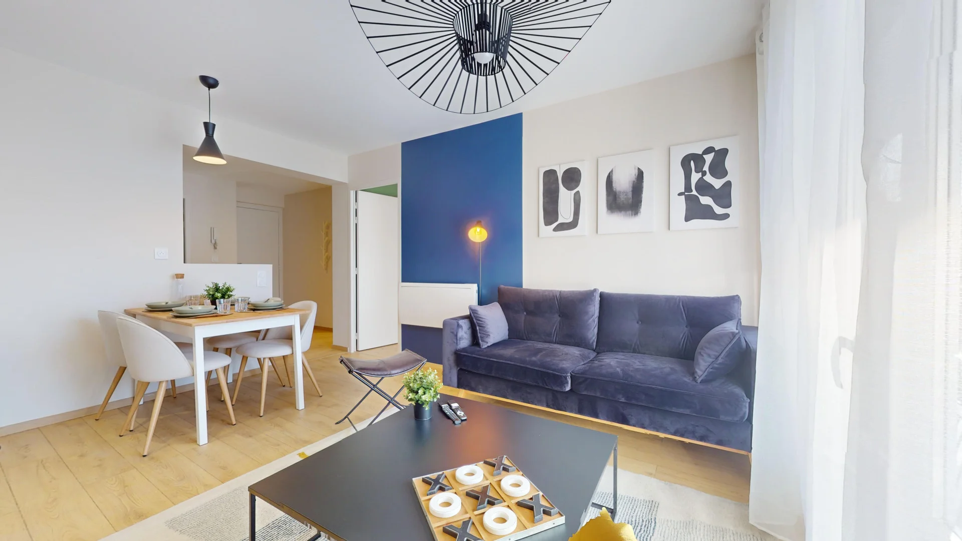 Chambre d'étudiant à avec espace d'étude et installations communes