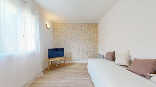 Private room at 23 Rue San Gillen, image 1 of 10