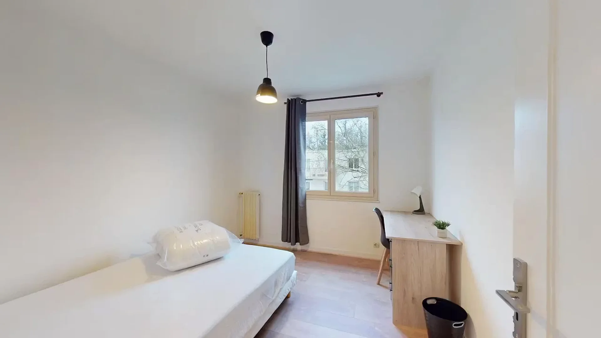 Quarto de estudante confortável e espaçoso em 