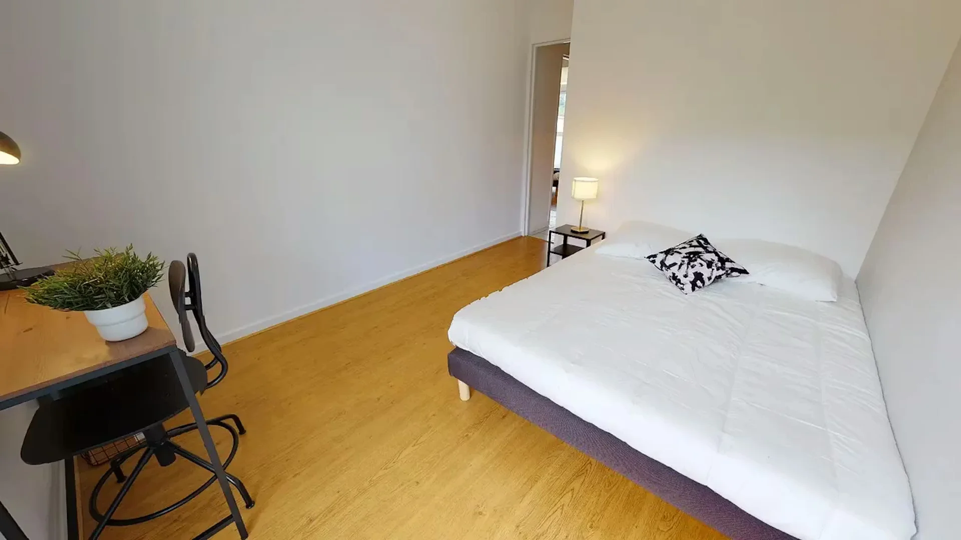 Chambre abordable pour les étudiants avec un bon éclairage dans 