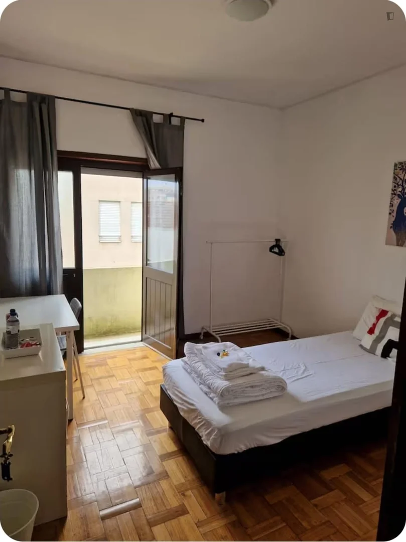 Funkcjonalny pokój studencki idealny do nauki w