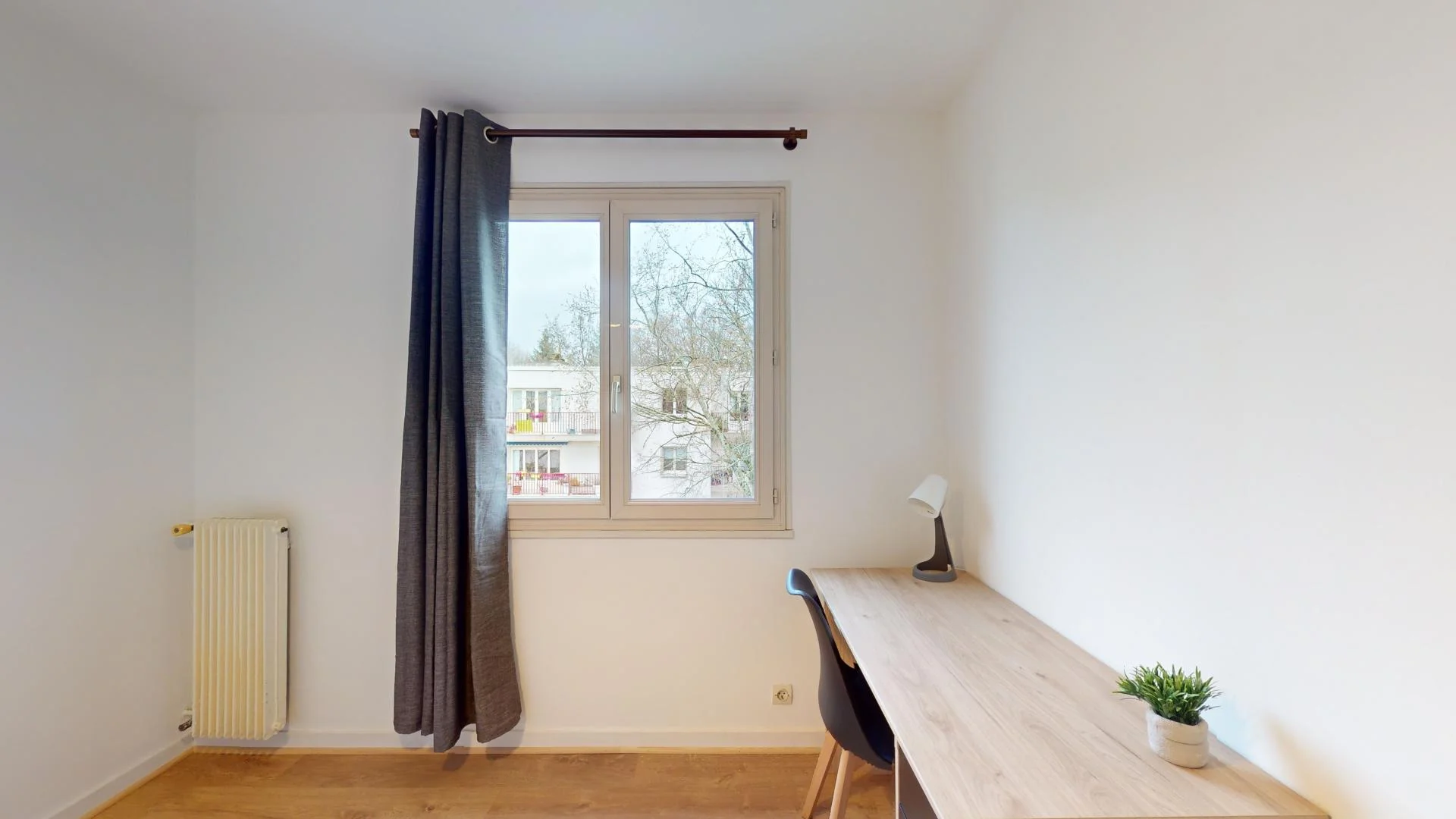 Habitación estudiantil funcional perfecta para estudiar en