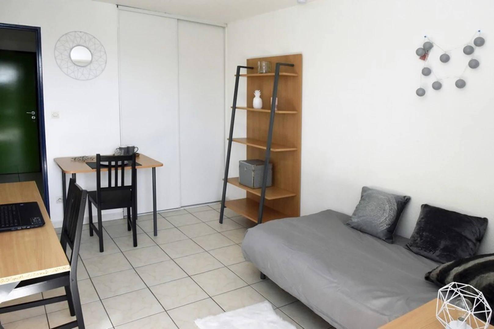 Renting rooms by the month in Metz