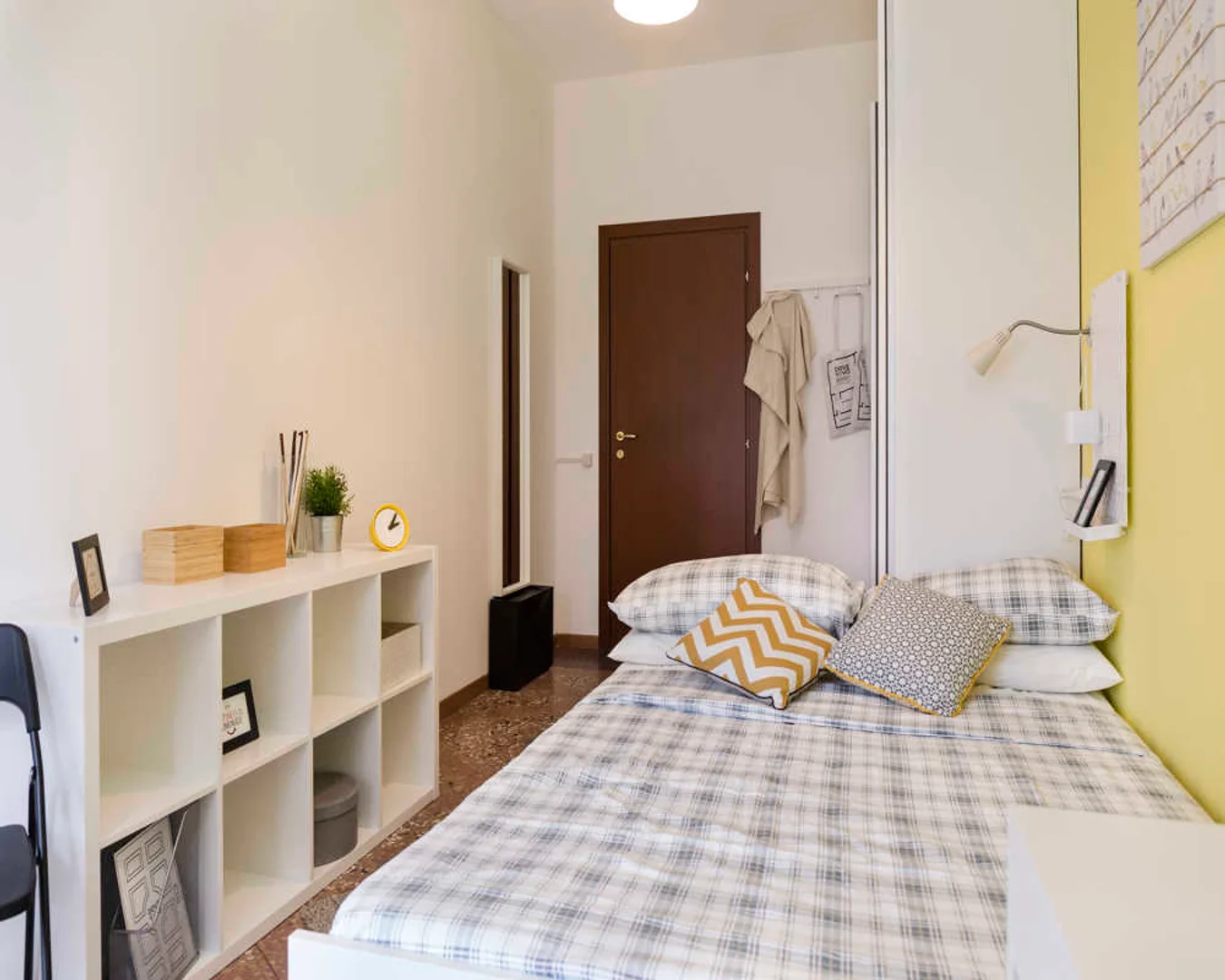 Studentenzimmer in mit Arbeitsbereich und Gemeinschaftseinrichtungen