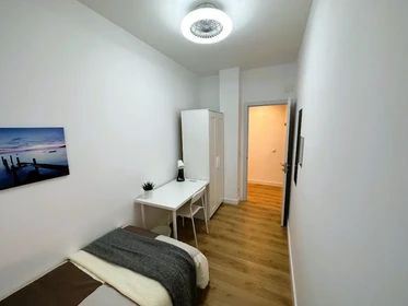 Luminosa stanza condivisa in affitto a Saragozza