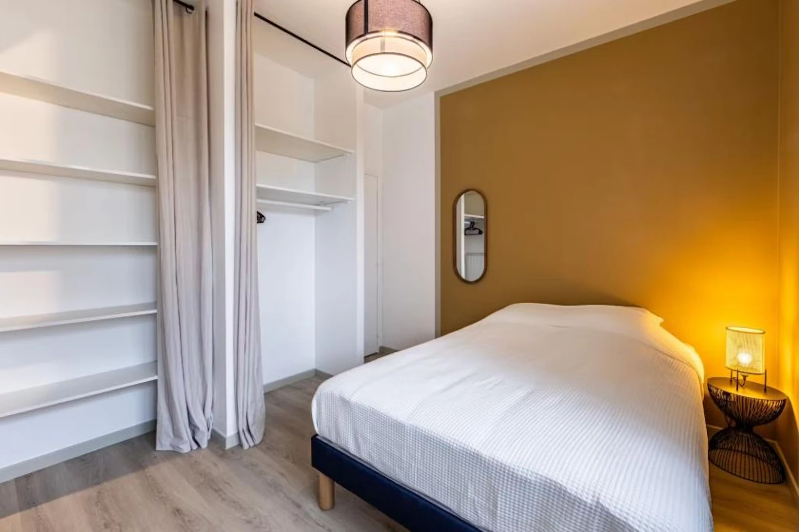 Bright private room in Paris