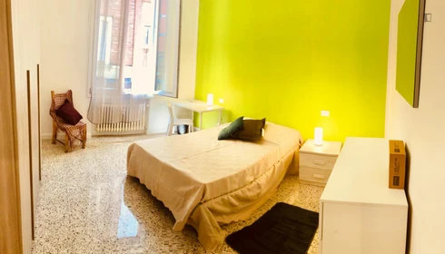 Chambre individuelle lumineuse à Bologna