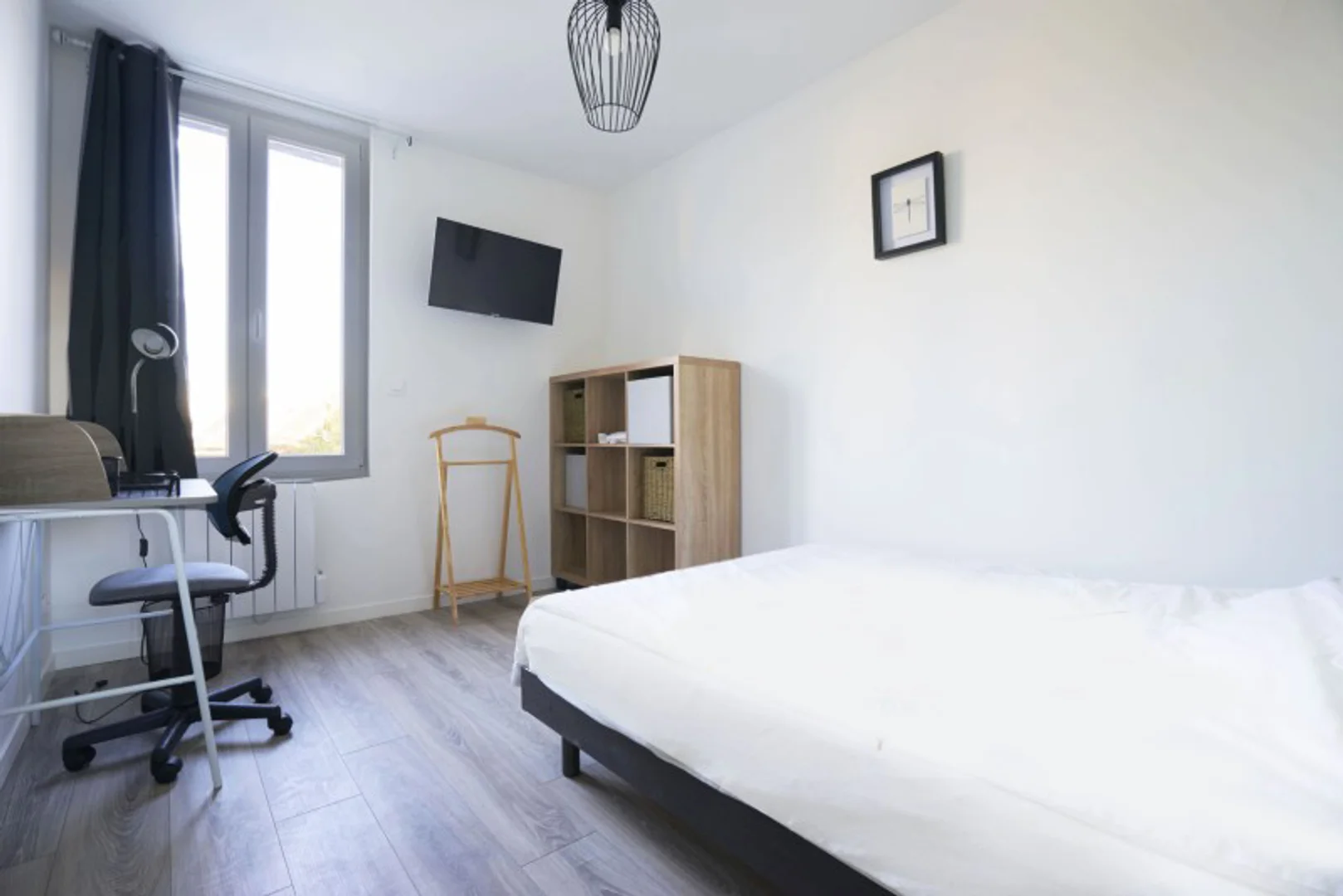 Student-friendly room in  with modern amenities
