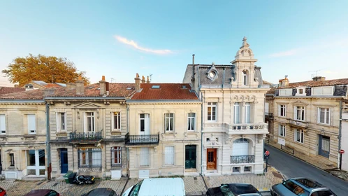 Bright private room in Bordeaux