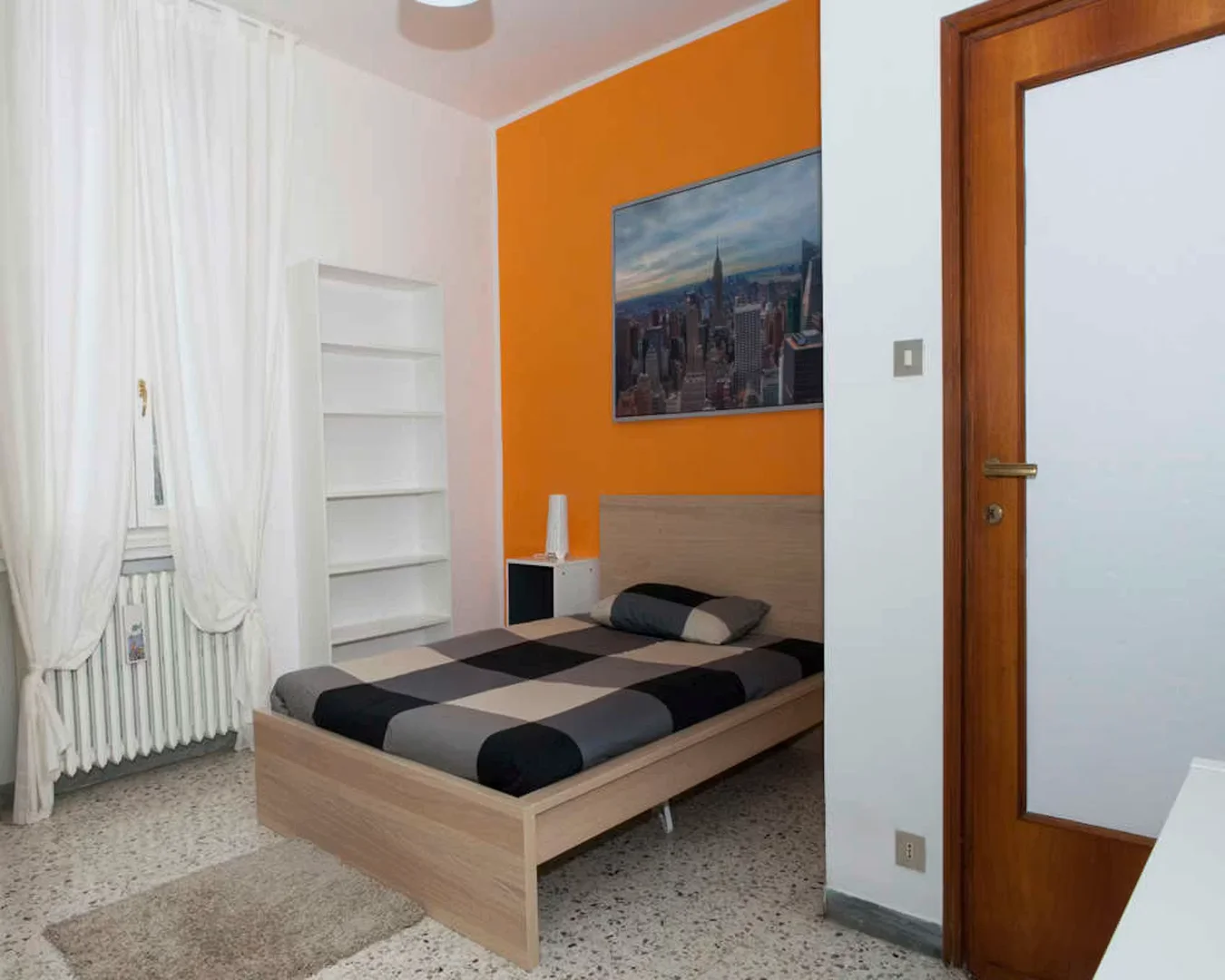 Chambre confortable pour étudiants disponible dans