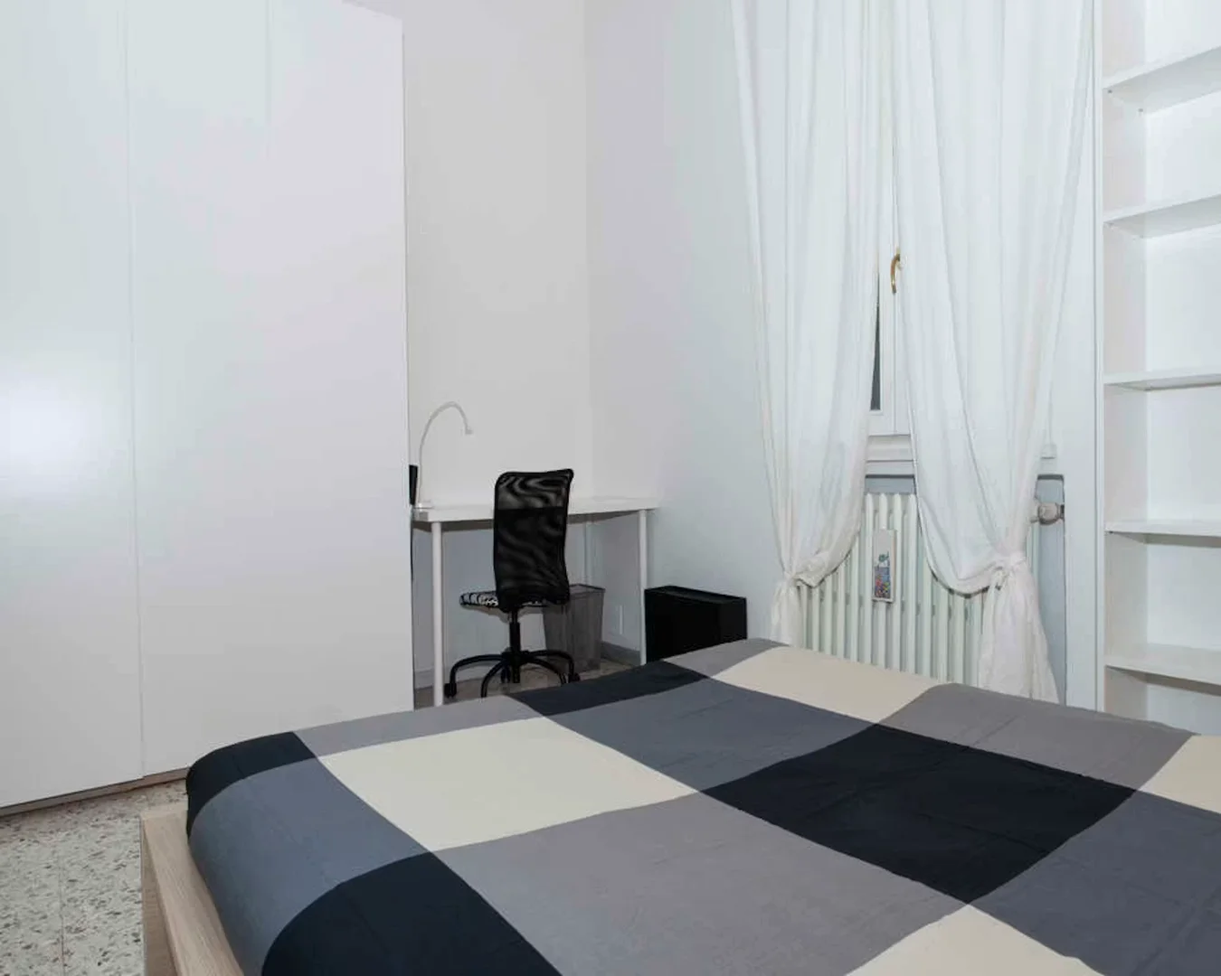 Chambre abordable pour les étudiants avec un bon éclairage dans