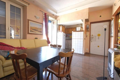 Chambre à louer dans un appartement en colocation à Rome