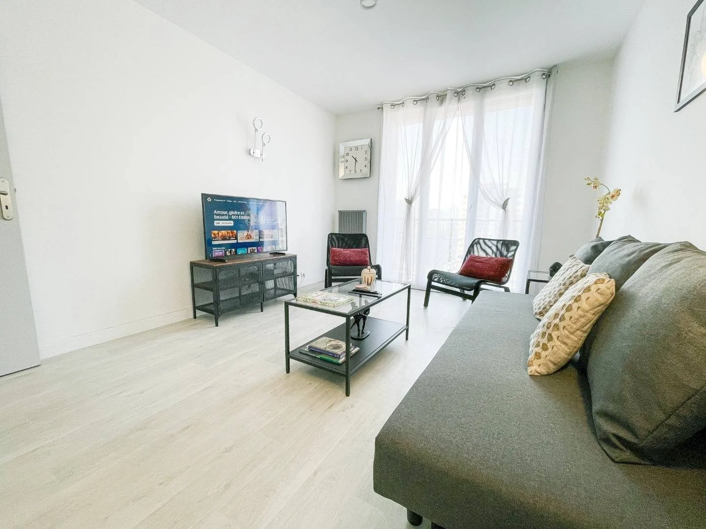 Habitación estudiantil funcional perfecta para estudiar en 