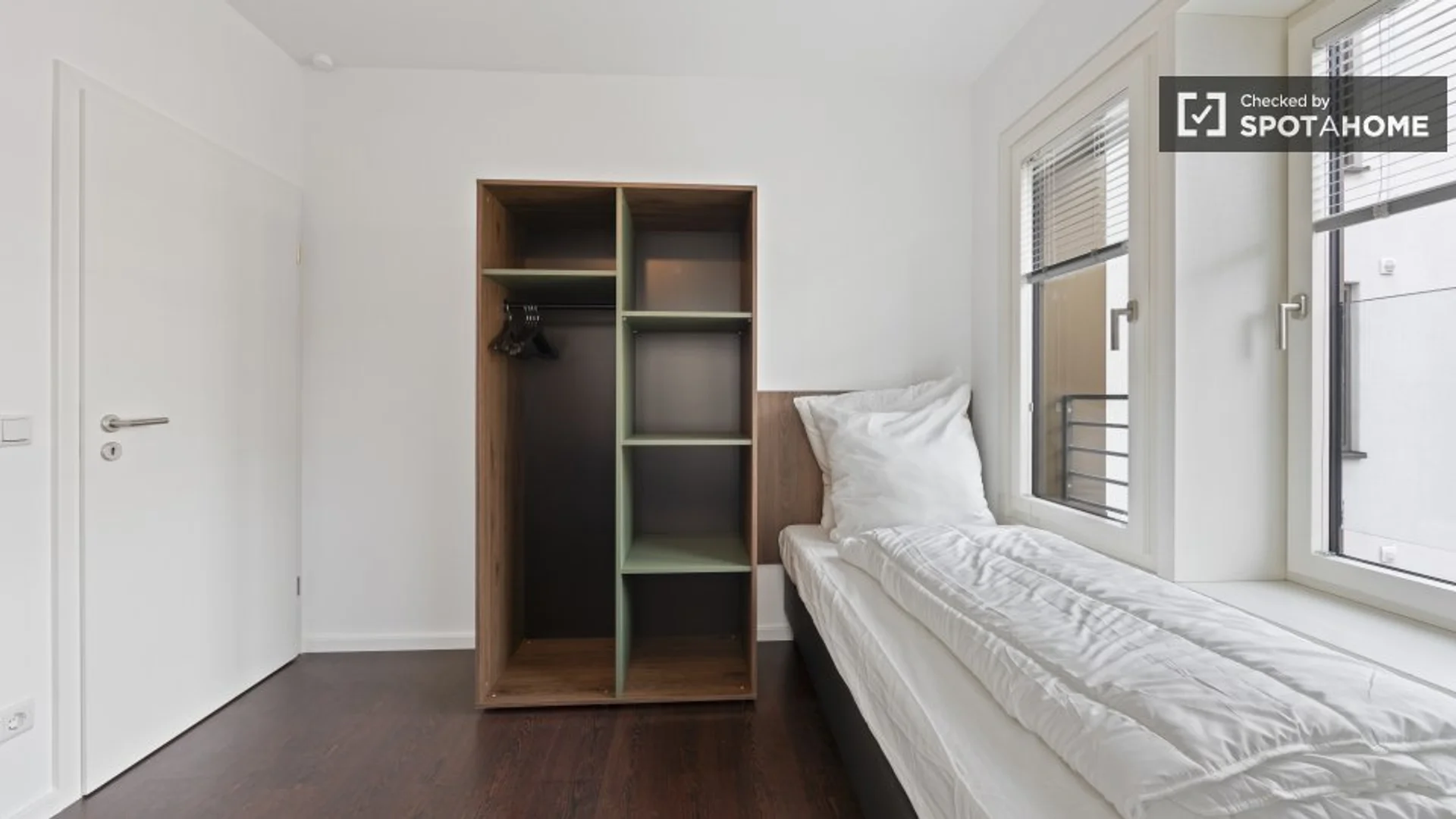 Habitación estudiantil luminosa y aireada con fácil acceso a la universidad en 