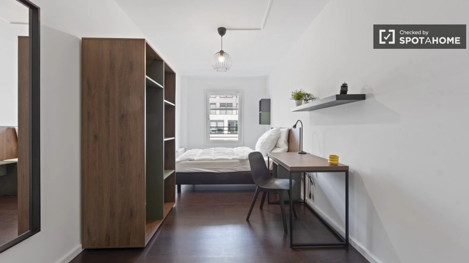 Habitación estudiantil luminosa y aireada con fácil acceso a la universidad en 