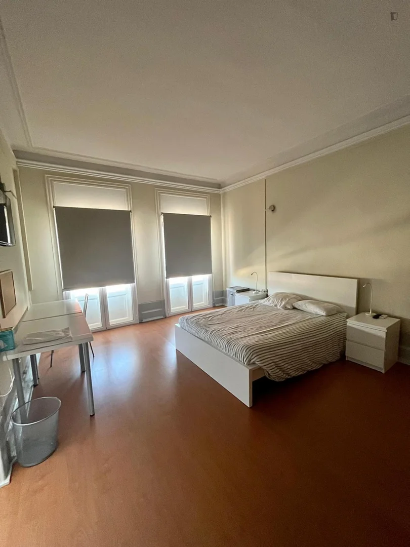 Moderno estudio para estudiantes con todas las comodidades en