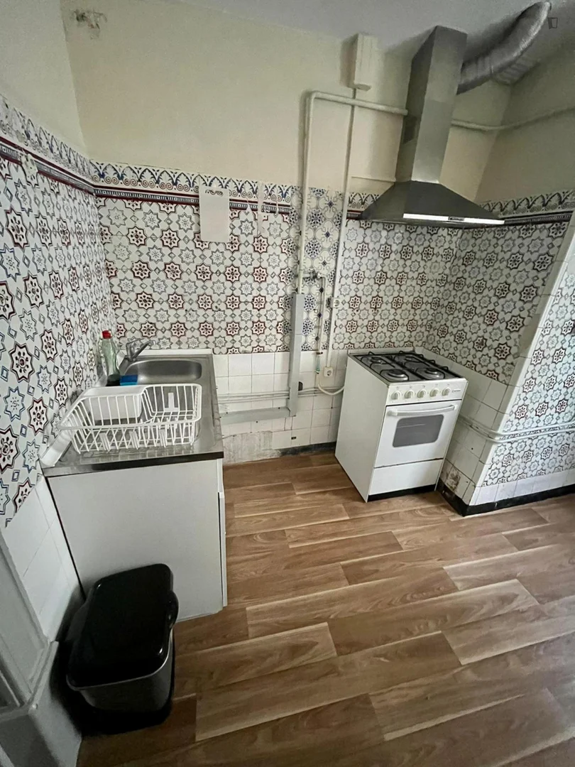 Moderno estudio para estudiantes con todas las comodidades en