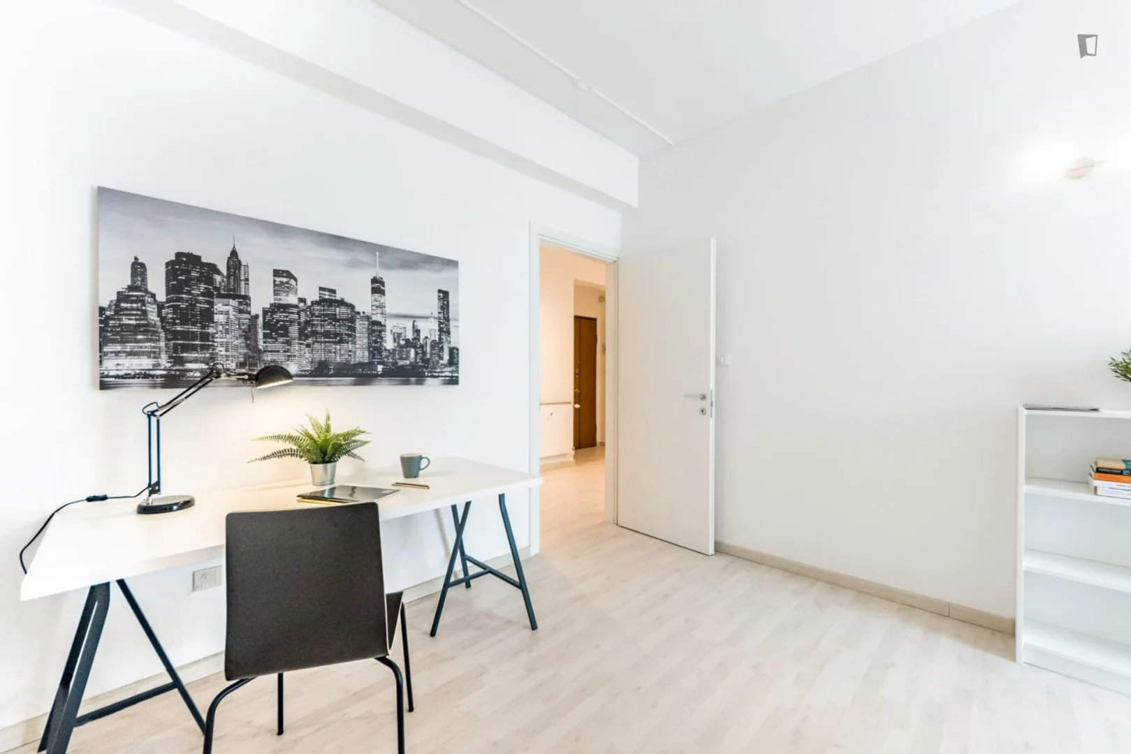Habitación estudiantil funcional perfecta para estudiar en 