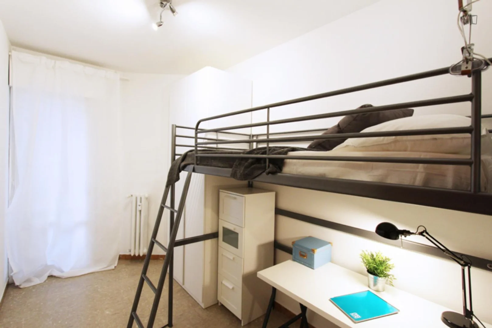 Habitación para estudiantes en  con modernas comodidades