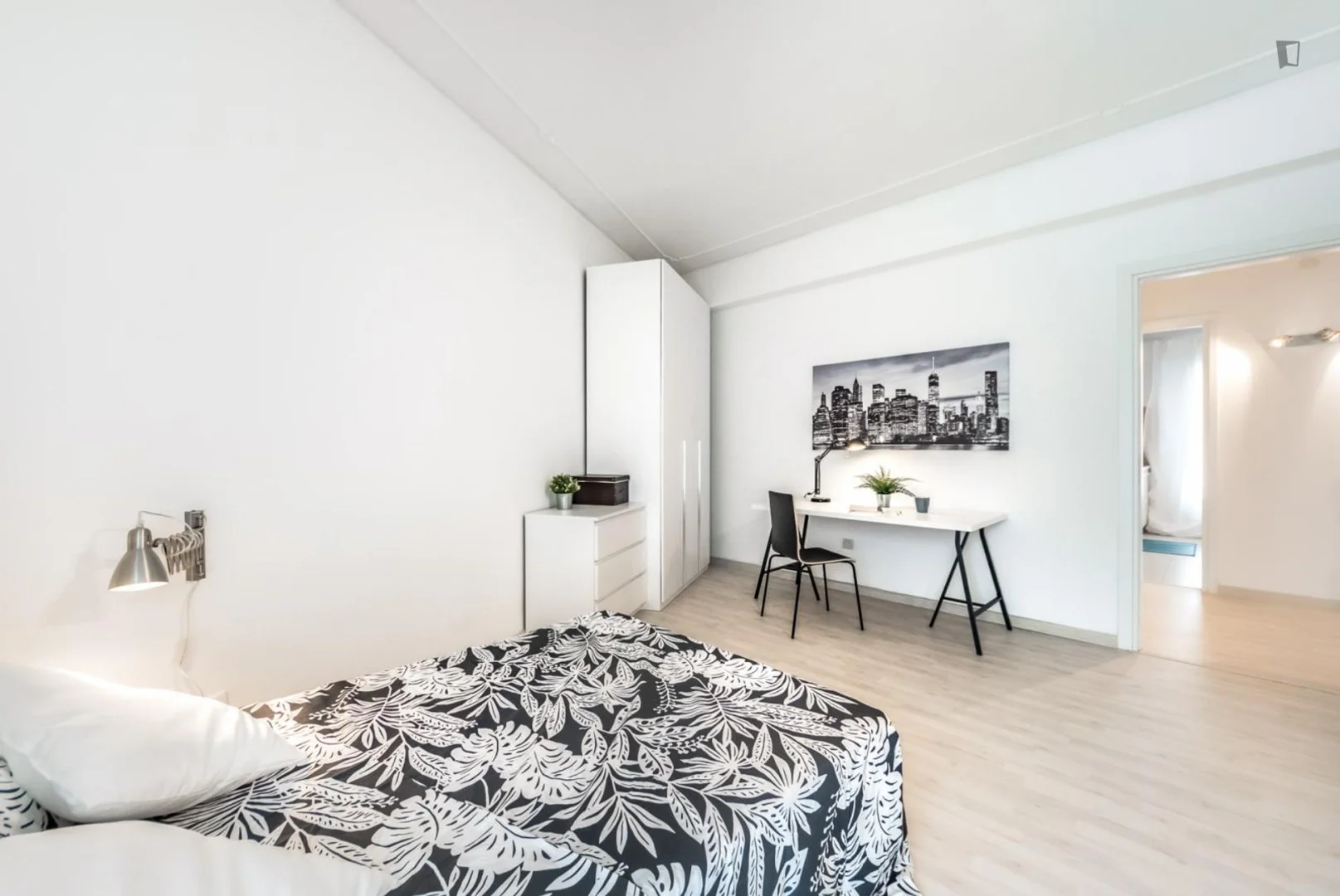 Habitación estudiantil funcional perfecta para estudiar en 