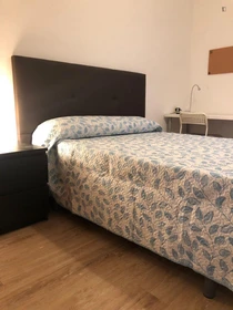 Quarto para alugar com cama de casal em Oviedo